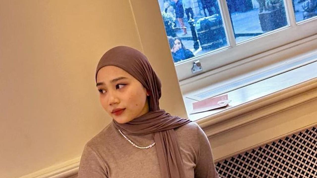 Dalam potret yang diunggah, Zara telihat berada di kereta. Dia memamerkan foto selfie dengan dua pose.&nbsp;