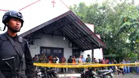 Seorang polisi berjaga setelah seorang pria melemparkan bom molotov ke Gereja Oikumene, Kelurahan Sengkotek, Samarinda, Kalimantan Timur, Minggu (13/11). (Stringer/AFP)