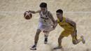 Pebasket Banten, Andrew Lensun, melakukan driblling saat melawan Jawa Tengah pada laga final Pomnas XVI 2019 di GOR Soemantri Brodjonegoro, Jakarta, Selasa (24/9). Banten menang 90-68 atas Jateng. (Bola.com/Vitalis Yogi Trisna)