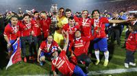 Timnas Chile mengangkat trofi Copa America 2015