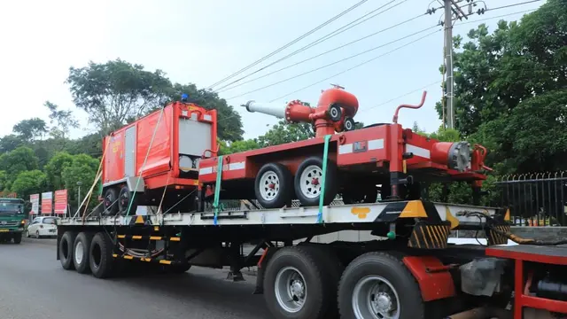Pertamina Refinery Unit (RU) IV Cilacap mengirimkan bantuan untuk menangani insiden kebakaran tanki di Kilang Balongan.