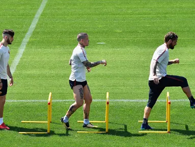 Pemain AS Roma, Radja Nainggolan (tengah) bersama Daniele De Rossi (kanan) dan Kostas Manolas saat berlatih di Trigoria, Roma, Italia, Senin (23/4). AS Roma akan menghadapi Liverpool di leg pertama semifinal Liga Champions. (Alberto PIZZOLI/AFP)