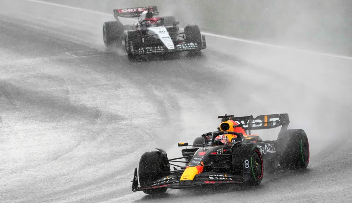 Hujan lebat yang mengakibatkan kekacauan tidak menyurutkan langkah Verstappen untuk mengejar kemenangannya. (AP Photo/Peter Dejong)