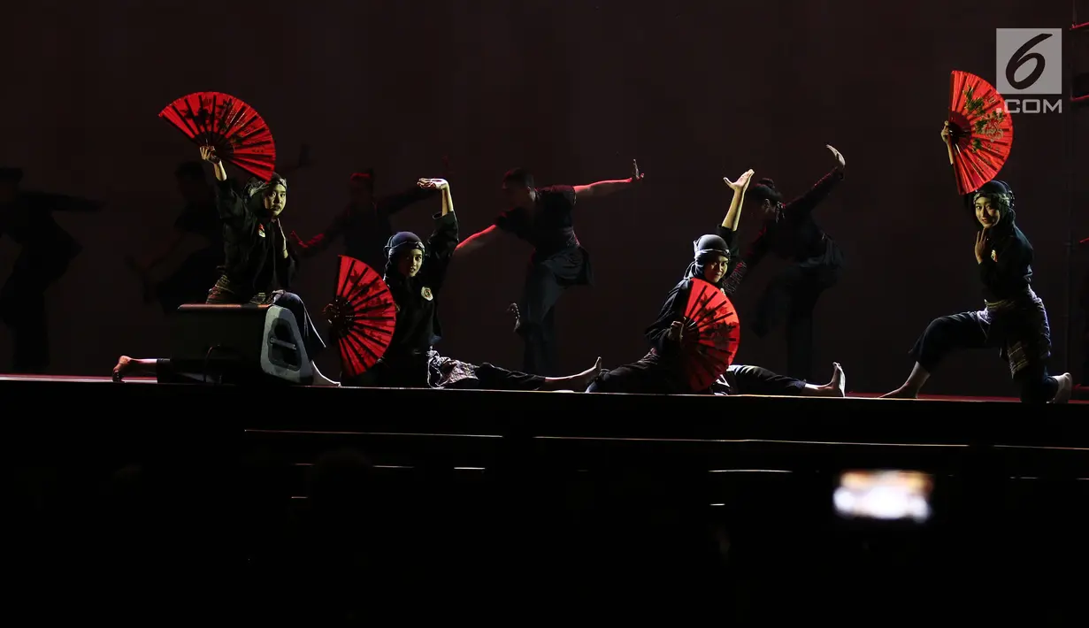 Pertunjukkan pencak silat dalam Konser Pancasila Gemilang di JCC, Jakarta, Selasa (22/8). Pertunjukkan tersebut menggambarkan Sila Ketiga Pancasila, Persatuan Indonesia. (Liputan6.com/Herman Zakharia)