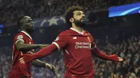 Winger Liverpool, Mohamed Salah, merayakan gol yang dicetaknya ke gawang Manchester City pada laga leg kedua perempat final Liga Champions di Stadion Etihad, Rabu (11/4/2018) dini hari WIB. (AP Photo/Rui Vieira)