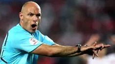 British referee Howard Webb gestures during the Euro 2008 Championships Group B football match Austria vs. Poland on June 12, 2008 at Ernst-Happel stadium in Vienna. AFP PHOTO DDP/ RONNY HARTMANN