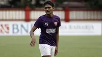 Pemain PSM Makassar, Ferdinand Sinaga, saat latihan di Stadion PTIK, Jakarta, Minggu (2/12). Latihan ini persiapan jelang laga Liga 1 melawan Bhayangkara FC. (Bola.com/Yoppy Renato)