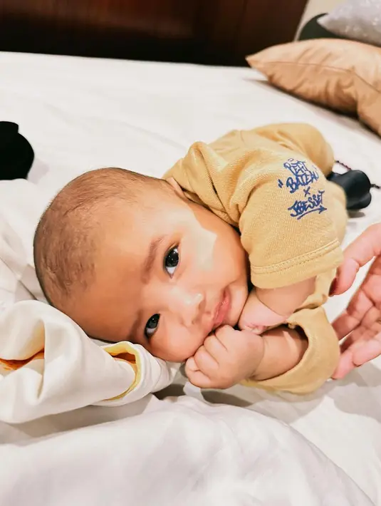 Dalam video yang dibagikan di YouTube Atta Halilintar, Azura juga sempat tidur bersama sang ayah. [Foto: Instagram/atta.halilintar]