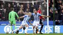 Gelandang Huddersfield Town, Aaron Mooy, melakukan selebrasi usai mencetak gol ke gawang Manchester United pada Premier League di Stadion The John Smith's, Sabtu (21/10/2017). Huddersfield Town menang 2-1 atas Manchester United. (AP/Nigel French)