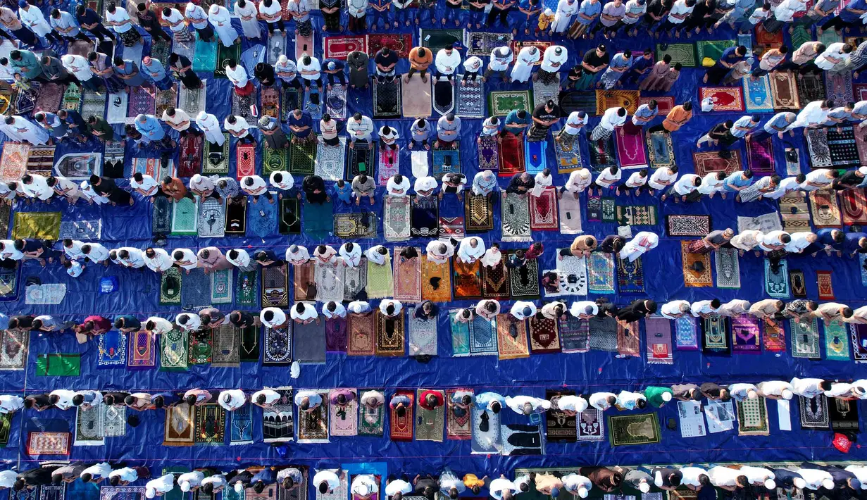 Umat Muslim saat melaksanakan Salat Idul Adha 1447 Hijriah di Pantai Lagoon, Ancol, Jakarta,  Rabu (27/5/2026). (merdeka.com/Arie Basuki)