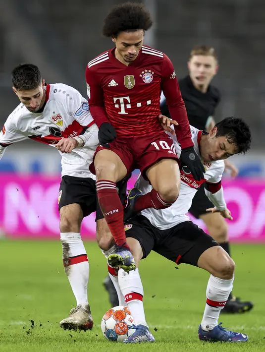 Penyerang Bayern Munchen Leroy Sane berebut bola dengan bek VfB Stuttgart, Atakan Karazor pada lanjutan Liga Jerman di Mercedes-Benz Arena, Rabu (15/12/2021) dinihari WIB. Bayern Munchen sukses melumat VfB Stuttgart dengan skor 5-0. (Tom Weller/dpa via AP)