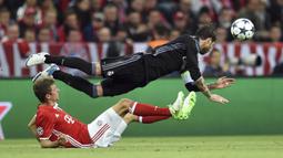 Bek Real Madrid, Sergio Ramos, berusaha menghalau bola. Pada laga tersebut Real Madrid memakai skema 4-3-3 sementara Bayern Munchen dengan formasi 4-2-3-1.  (AP/Andreas Gebert)
