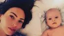Megan Fox saat bersama sang anak. Megan Fox, benar-benar hot mama! (instagram/the_native_tiger)