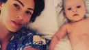 Megan Fox saat bersama sang anak. Megan Fox, benar-benar hot mama! (instagram/the_native_tiger)