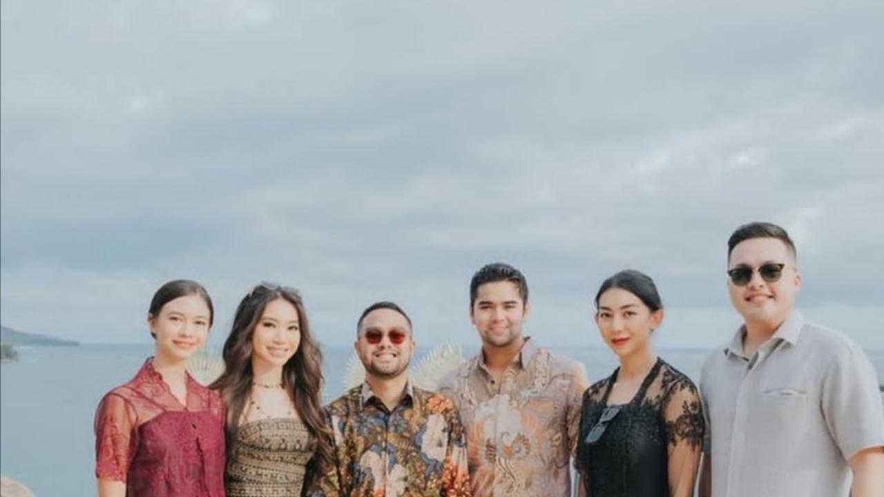Tampil Dengan Kebaya Merah