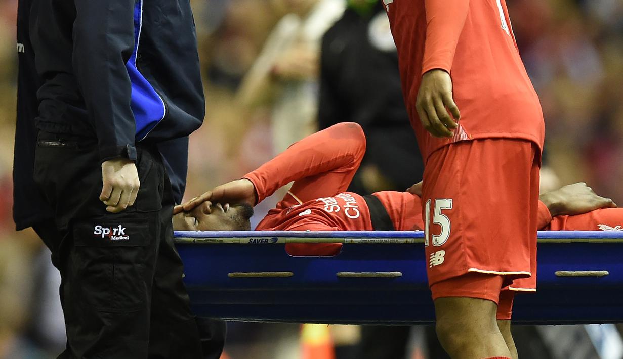 Divock Origi ditandu keluar lapangan setelah ditekel pemain Everton pada lanjutan Liga Inggris di Stadion Anfield, Liverpool, Kamis (21/4/2016) dini hari WIB. (AFP/Paul Ellis)