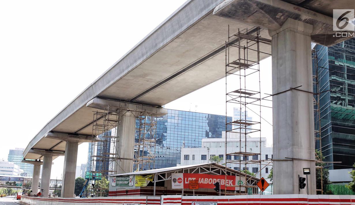 Suasana sepi terlihat di proyek Light Rail Transit (LRT) Jabodebek lintas pelayanan dua rute Cawang-Dukuh Atas di kawasan Kuningan, Jakarta, Senin (18/6). Seluruh proyek infrastruktur masih ditinggal mudik para pekerja. (Liputan6.com/Faizal Fanani)