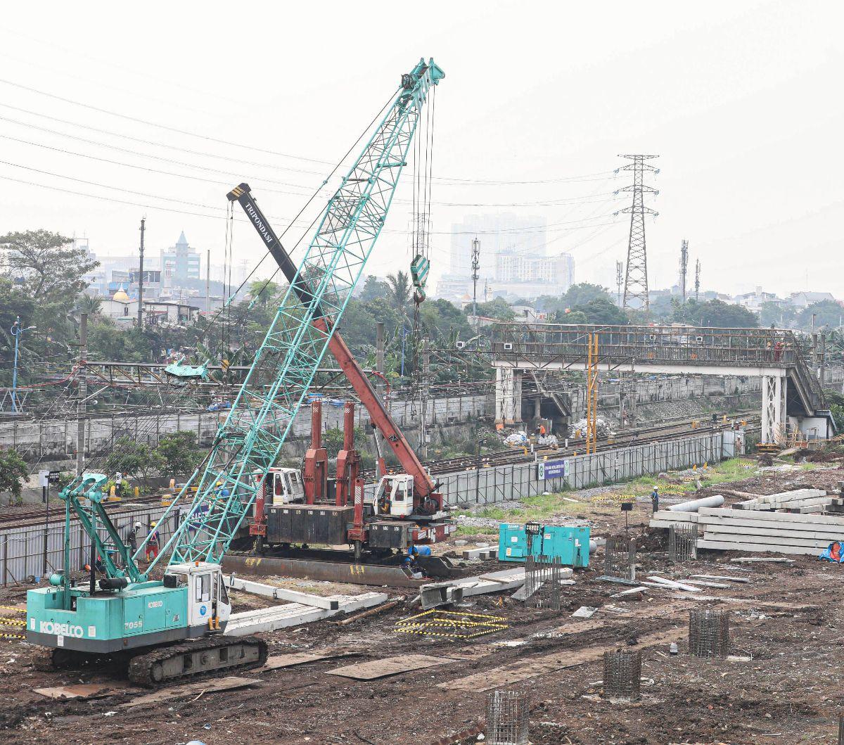 Suasana aktivitas pengerjaan proyek perluasan Stasiun Kereta Api Tanah Abang di Jakarta, Jumat (9/8/2024).<br>Kementerian Perhubungan menargetkan proyek perluasan Stasiun Tanah Abang dapat dirampungkan pada akhir 2024.&nbsp;Foto: Liputan6.com/Angga Yuniar