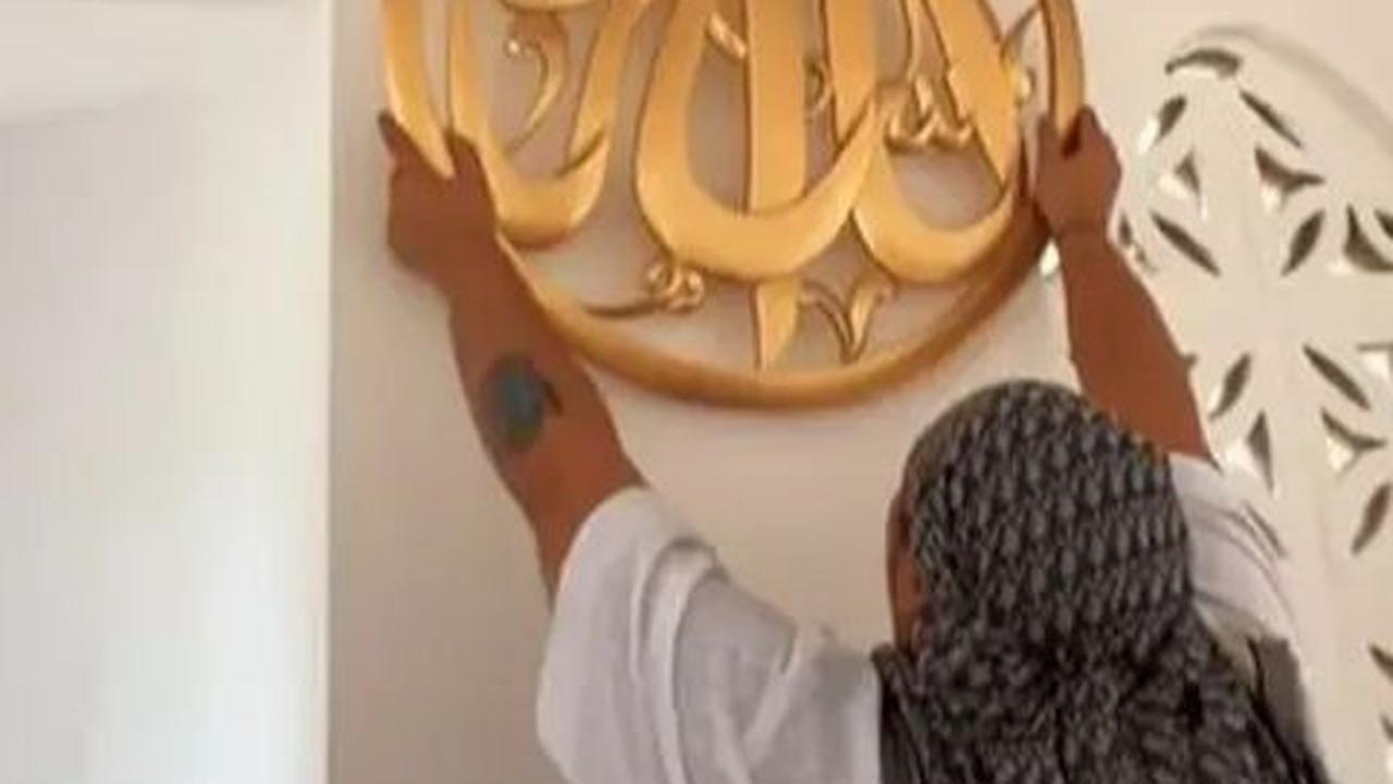 Dalam kunjungannya, Ivan Gunawan membawa kaligrafi bertuliskan lafaz Allah dan memasangnya langsung di dalam masjid.