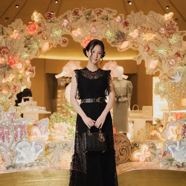 Pesona Elegan Sang Princess Dior, Jisoo BLACKPINK di Grand Opening Dior Gold House Bangkok