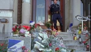 Polisi Negara Bagian Massachusetts Daniel Dhionis berjaga di Klinik Planned Parenthood Greater Boston di Brookline, Massachusetts, tempat bunga dan surat-surat ditinggalkan setelah dua wanita tewas dan lima orang terluka dalam penembakan di Planned Parenthood dan klinik lainnya. Klinik Planned Parenthood telah berulang kali menjadi target pemboman, pembakaran, dan protes. (Julia Malakie/AP)