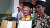 Firna Larasanti, anak keluarga pemulung, meraih predikat cum laude dari Universitas Negeri Semarang. (Liputan6.com/Edhie Prayitno Ige)