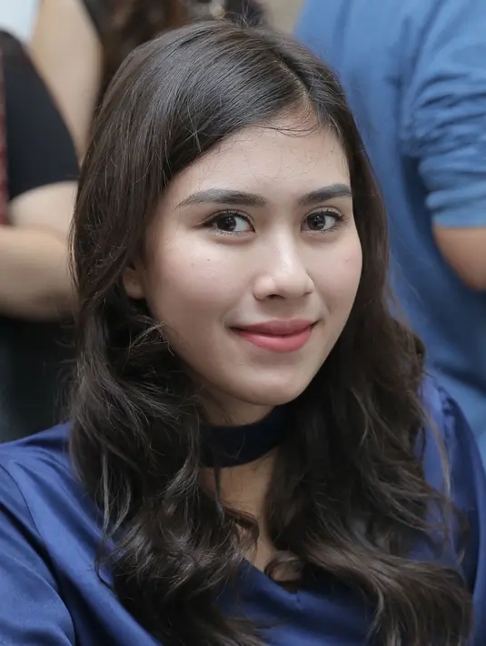 "Nggak lah, masa nikah. Itu mah berita suka dibesar-besarkan saja. Kita saja melihat mbak Gigi sama Aa Raffi akur-akur saja. Kenapa di luar sana yang pada pusing," tutur Syahnaz. (Galih W. Satria/Bintang.com)