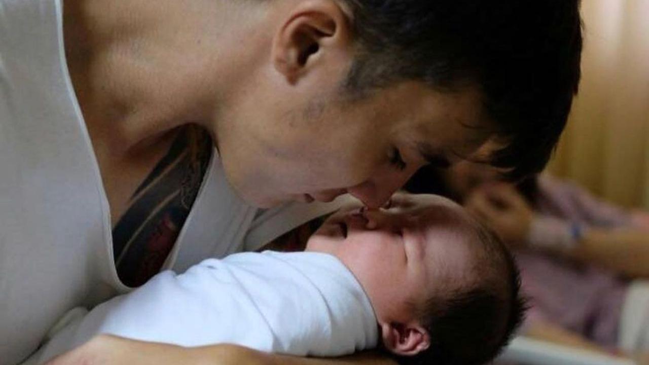 Ini momen Rendy Kjaernett saat pertama kali gendong anak ketiganya. Terlihat bintang FTV ini mencium Baby Jacob.