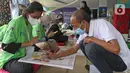 Sebanyak 30 orang difabel menjalani pelatihan membatik Betawi di aula Gedung Balai Pustaka, Matraman, Jakarta, Rabu (25/8/2021). Kegiatan ini hasil kerja sama Kecamatan Matraman dengan PDSI, Balai Pustaka, Kantor Berita Antara, dan Koperasi Batik Betawi. (Liputan6.com/Herman Zakharia)