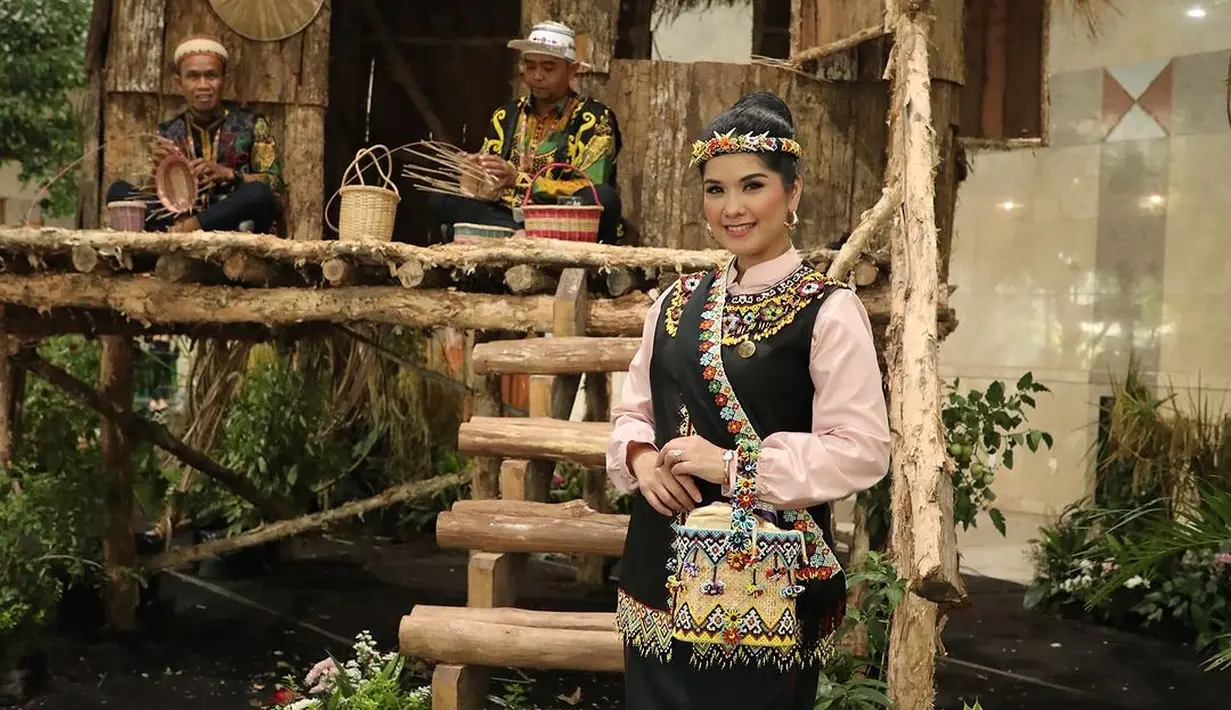 Dalam unggahannya, terlihat Annisa Pohan yang tampil menawan kenakan baju adat Dayak khas Kalimantan. [@annisayudhoyono].