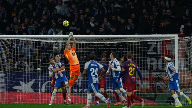Kiper Barcelona, Joan Garcia (atas), menyapu bola pada laga La Liga/Liga Spanyol antara Espanyol vs Barcelona