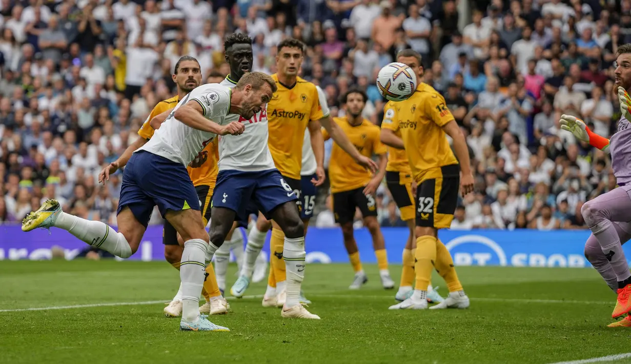 Baru pada menit ke-64 Tottenham Hotspur mampu menaklukkan Jose Sa. Berawal dari sepak pojok, Ivan Perisic menyundul bola yang akhirnya menjadi umpan matang bagi Harry Kane untuk mencetak satu-satunya gol di laga tersebut. (AP/Frank Augstein)
