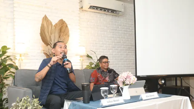 Ketua Badan Pengurus Perhimpunan Bantuan Hukum dan Hak Asasi Manusia Indonesia (PBHI) Julius Ibrani bicara soal amar putusan Alex Denni.