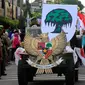 Sejumlah peserta menaiki mobil dengan hiasan burung Garuda di Jl Malioboro, Yogyakarta, (01/6/2016). Pawai di selenggarakan untuk memperingati hari lahir Pancasila.(Boy Harjanto)