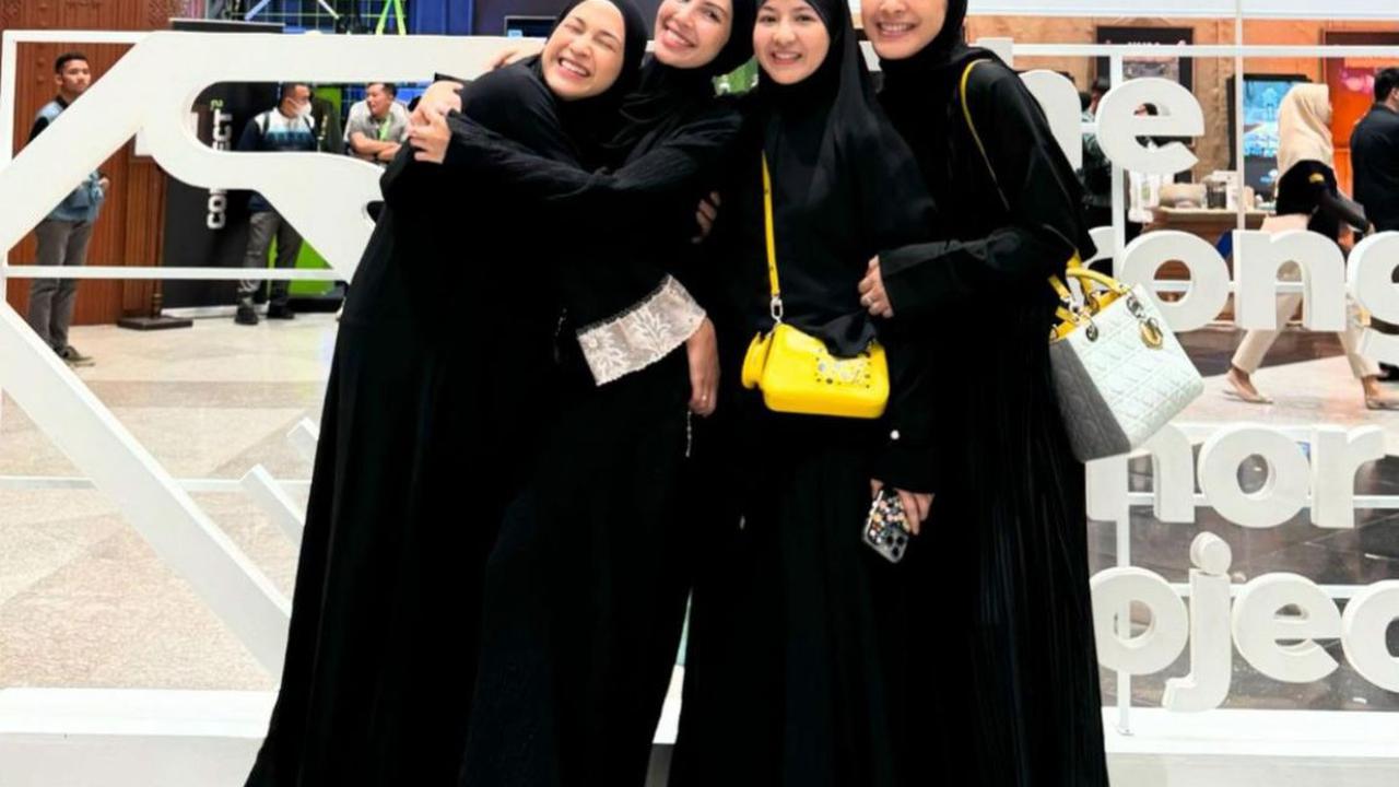 7 Potret Geng Berhijab yang Selalu Mengabadikan Setiap Momen Liburan dan Kerja!