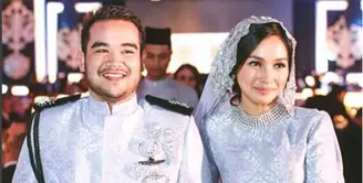 Senyum kebahagiaan terpancar dari wajah Tya Arifin dan Asyraf Khalid. (Via Instagram/@tyaarifinnw)