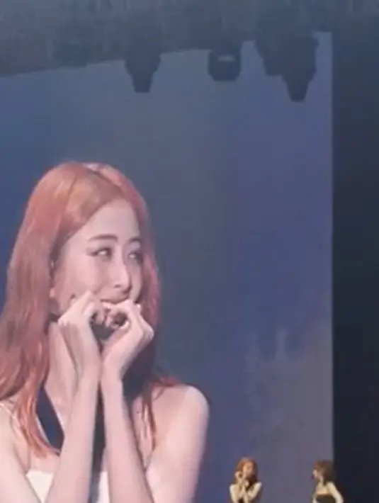 Huh Yunjin di konser Le Sserafim di Jakarta, Selasa (3/10/2023). [Foto: Lanny Kusuma/Fimela]