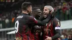 Bek AC Milan Theo Hernandez berselebrasi dengan rekan setimnya setelah mencetak gol ke gawang Atalanta  pada lanjutan Liga Italia Serie A musim 2022/2023, Senin (27/2/2023) dini hari WIB. AC Milan meraih empat kemenangan beruntun dengan menghajar tamunya Atalanta 2-0. (AP Photo/Antonio Calanni)