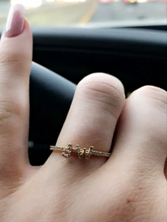 Namun sebelum terbawa arus kebahagiaan lebih jauh, inisial dari sahabat Kylie Jenner pun JW alias Jordyn Woods. (snapchat/kyliejenner)