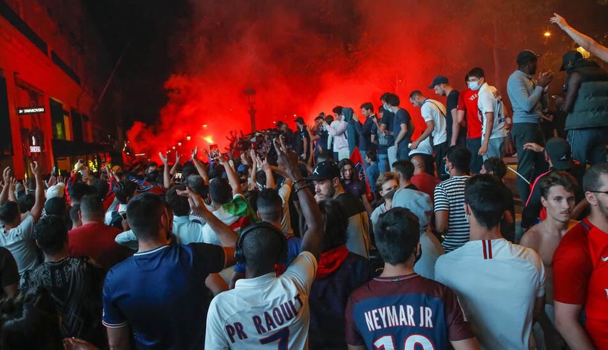 Suporter Paris Saint Germain (PSG) merayakan keberhasilan lolos ke final Liga Champions di Paris, Rabu (19/8/2020). Berkat kemenangan atas RB Leipzig, PSG untuk pertama kalinya berhasil lolos ke final Liga Champions. (AP/Michel Euler)