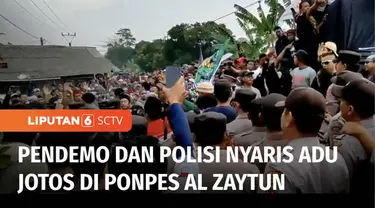 Ratusan massa dari Aliansi Santri dan Rakyat Indonesia berunjuk rasa di jalan masuk ponpes Al Zaytun, Kabupaten Indramayu, Jawa Barat. Demonstrasi ini diwarnai kericuhan. Massa mencoba merangsek masuk dan berupaya mendekati gerbang.