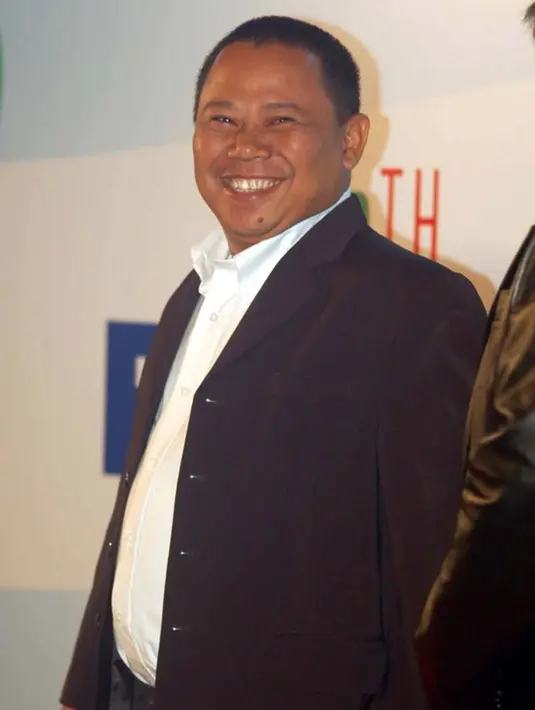 Mendiang Taufik Savalas pun telah berhasil melebarkan sayapnya di dunia hiburan. Awalnya, Taufik adalah seorang penyiar radio yang kemudian merambah menjadi pelawak hingga mendapat banyak tawaran pekerjaan. (Thevajwordpress.com)