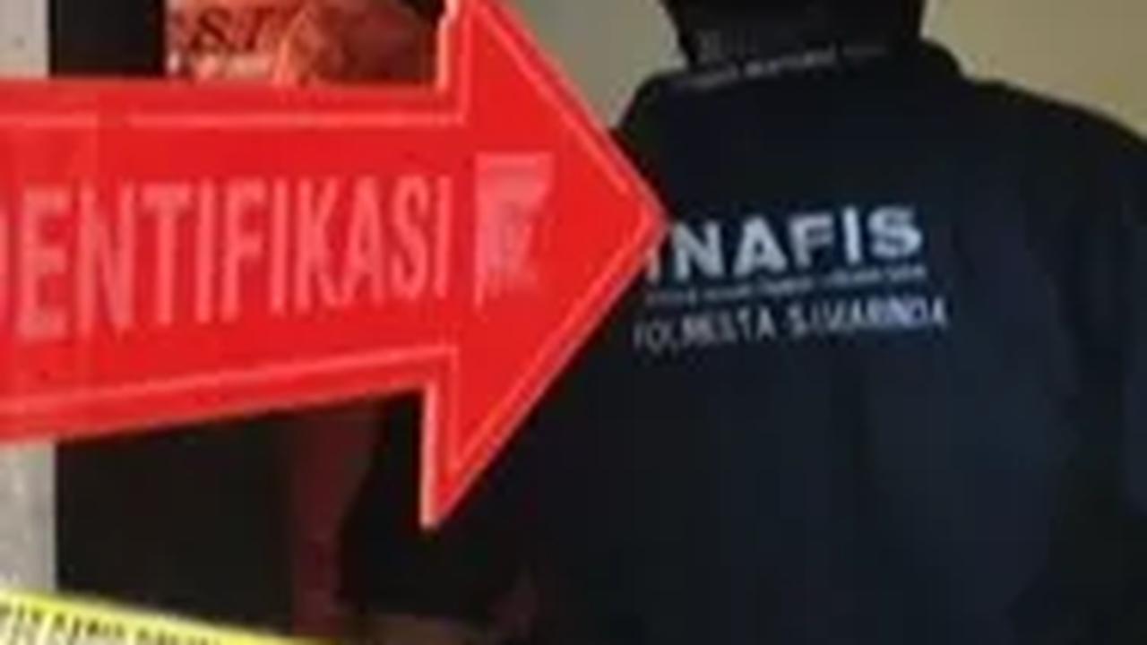 Saat Henza dan Henzi tiba, M sedang membanting S. Mereka mengajak pria itu berkelahi.