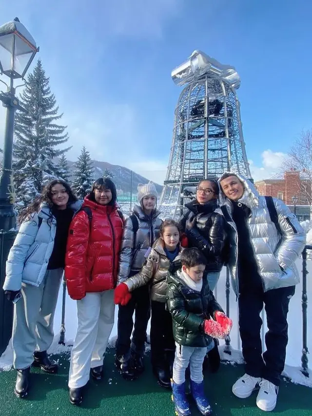 [Fimela] Liburan keluarga Ussy Sulistiawaty - Andhika Pratama di Jepang