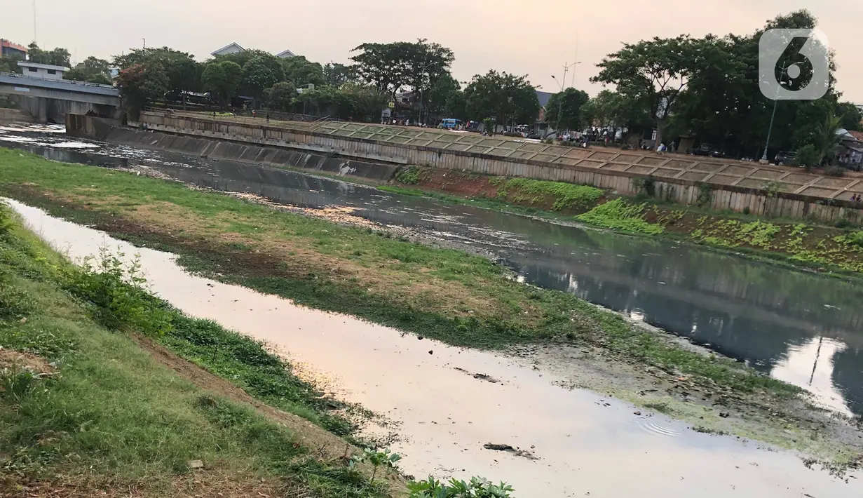 Suasana aliran Kanal Banjir Timur (KBT) yang mengering di kawasan Cipinang Muara, Jakarta, Jumat (11/9/2020). Curah hujan yang rendah selama musim kemarau menyebabkan debit air di kawasan tersebut berkurang sehingga bantaran kanal mengalami kekeringan. (Liputan6.com/Immanuel Antonius)