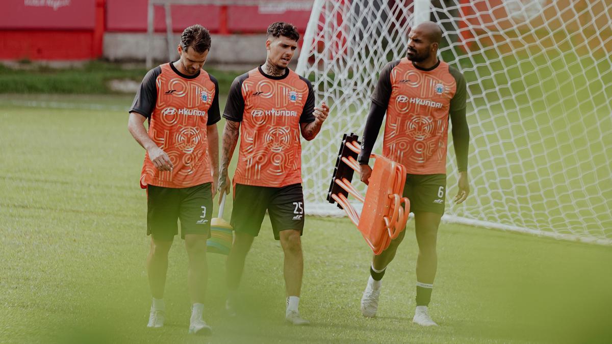 BRI Super League: Shayne Pattynama Bisa Debut saat Persija Bertandang ke Markas Persita?