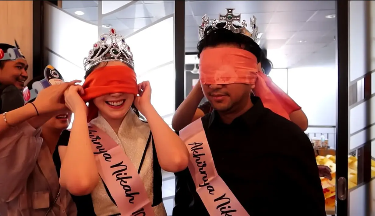 Pasangan ini mendapatkan kejutan dari tim kerjanya. Sampai di tempat acara, pasangan ini langsung didandani. Mengenakan slempang bertuliskan 'Akhirnya nikah 10  Tahun'. Sedangkan kepalana diberikan mahkota. [Youtube/Arumi Bachsin]