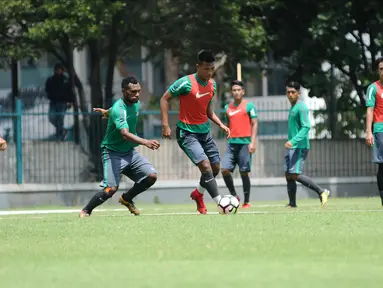 Sejumlah pemain Timnas Indonesia U-23 melakukan latihan di Lapangan ABC Senayan, Kompleks GBK, Jakarta, Selasa (20/2). Jelang berlaga di Asian Games 2018, pemain Timnas Indonesia U-23 kembali melakukan pemusatan latihan. (Liputan6.com/Helmi Fithriansyah)
