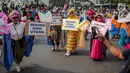 Sejumlah wanita yang tergabung dalam Emak-Emak Istana Cantik menggelar aksi saat car free day (CFD) di Bundaran HI, Jakarta, Minggu (4/8/2019). Dalam aksinya, mereka mengkritik kebijakan pemerintah soal ekonomi. (Liputan6.com/Faizal Fanani)