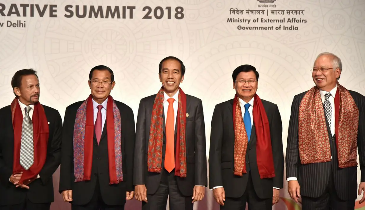 Presiden Joko Widodo (Jokowi) berfoto bersama sejumlah kepala negara dan pemerintahan negara-negara Asean saat KTT ASEAN-India di Rasthrapati Bhawan, Kamis (25/1). (Liputan6.com/Pool/Biro Pers Setpres)